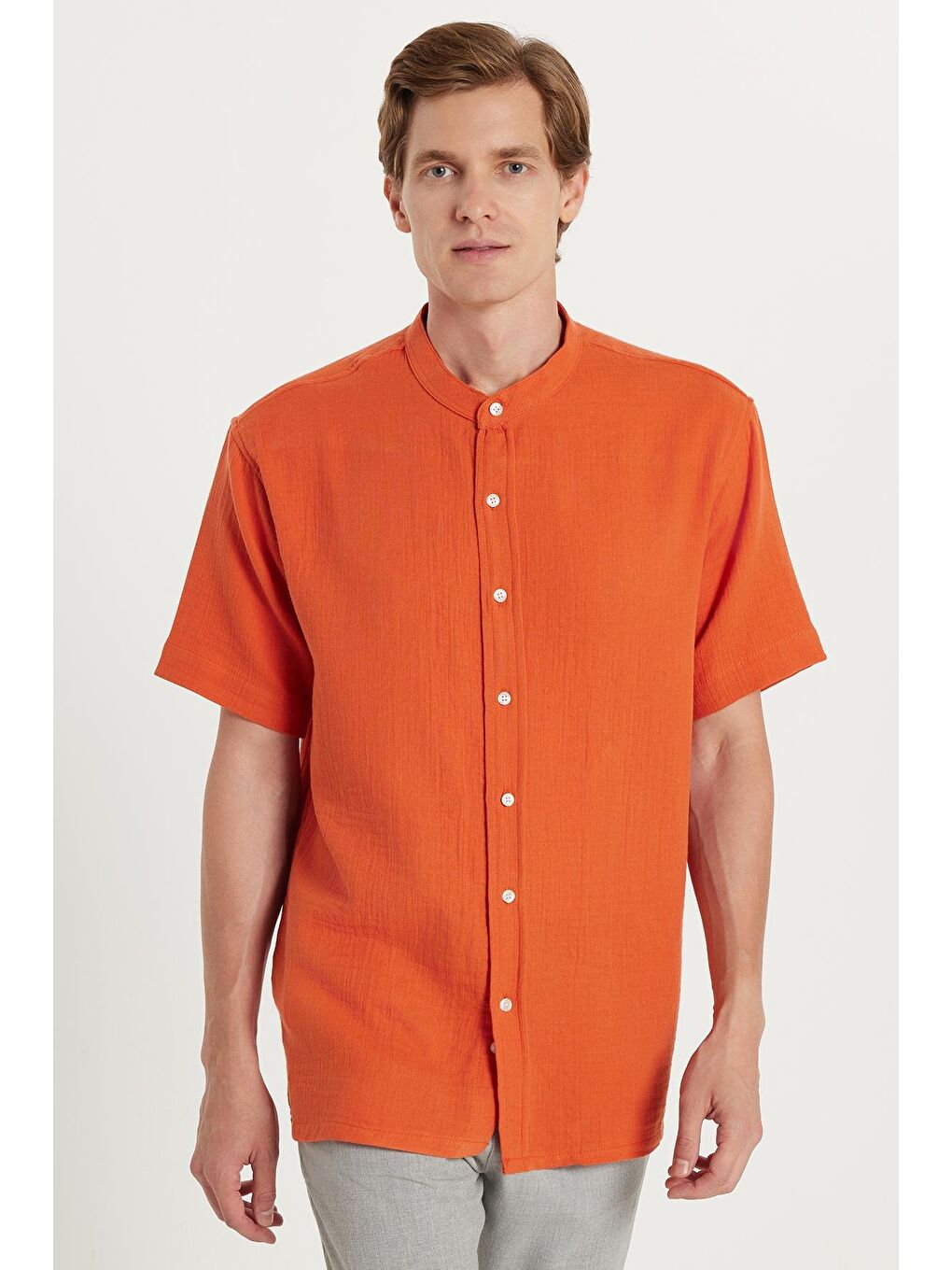 Kahverengi Erkek Relax Fit Rahat Kesim %100 Pamuk Müslin Kumaş Kısa Kollu Spor Hakim Yaka Taba Gömlek