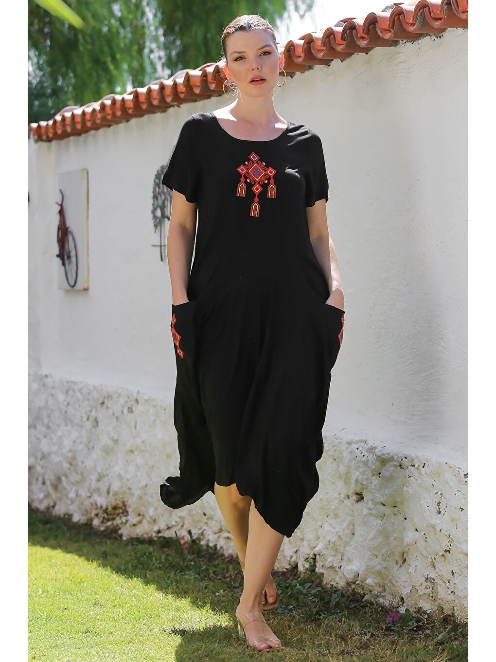 Siyah Havuz Yaka Kısa Kol Cepli Nakışlı Casual Dokuma Elbise 130 65-2