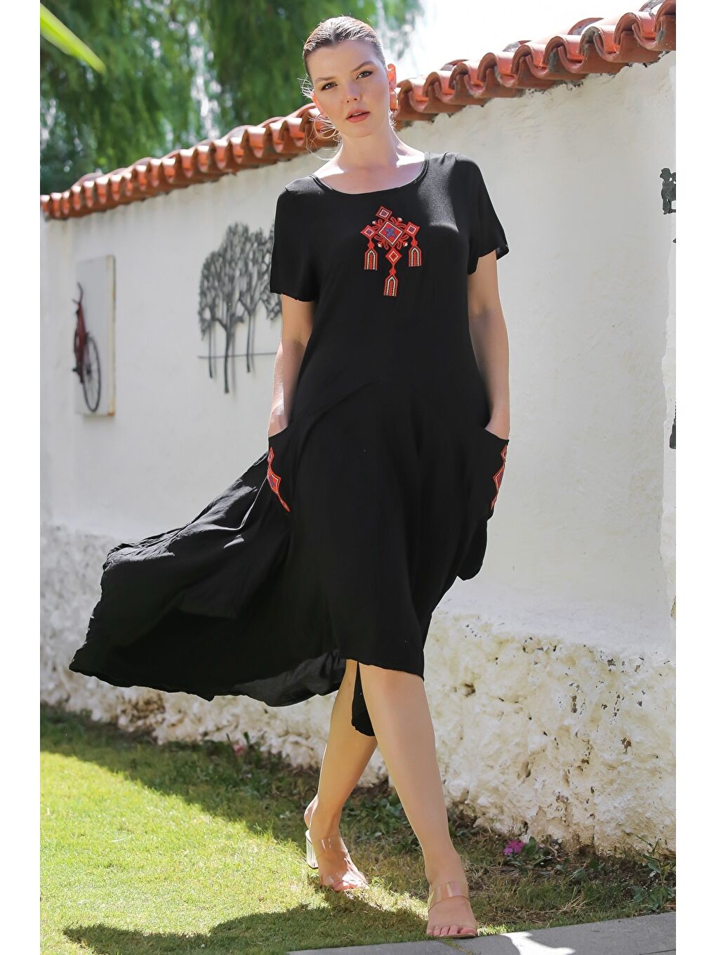 Siyah Havuz Yaka Kısa Kol Cepli Nakışlı Casual Dokuma Elbise 130 65-3