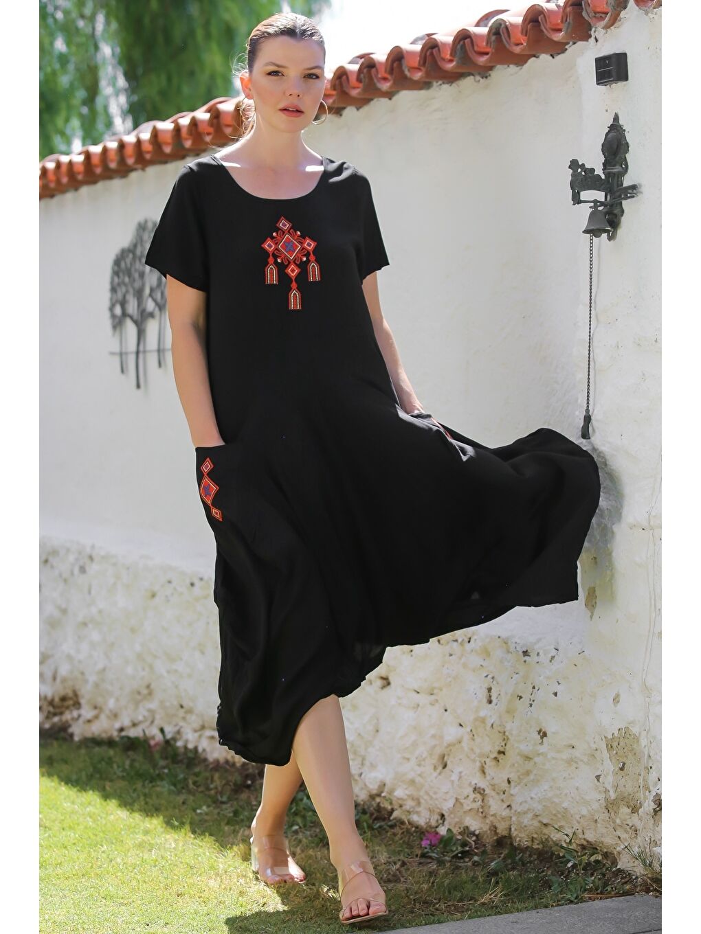 Siyah Havuz Yaka Kısa Kol Cepli Nakışlı Casual Dokuma Elbise 130 65-4