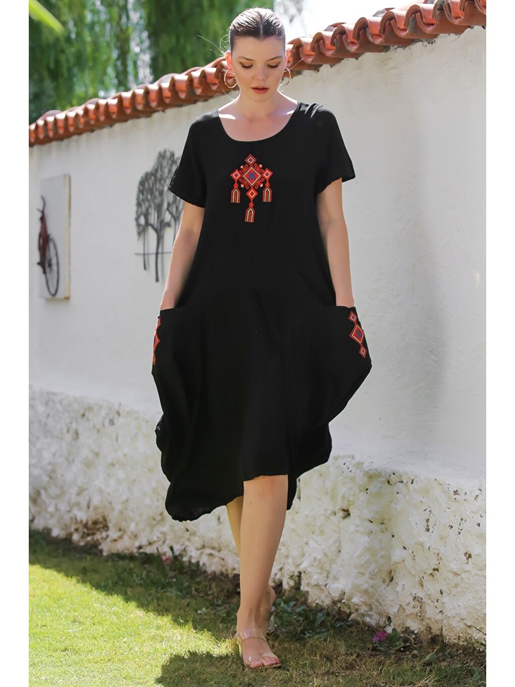 Siyah Havuz Yaka Kısa Kol Cepli Nakışlı Casual Dokuma Elbise 130 65-5