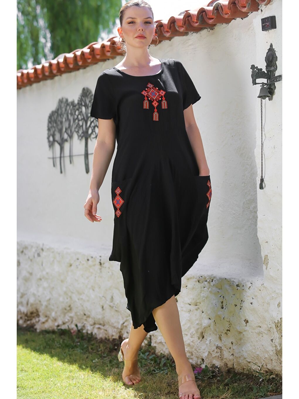 Siyah Havuz Yaka Kısa Kol Cepli Nakışlı Casual Dokuma Elbise 130 65-6