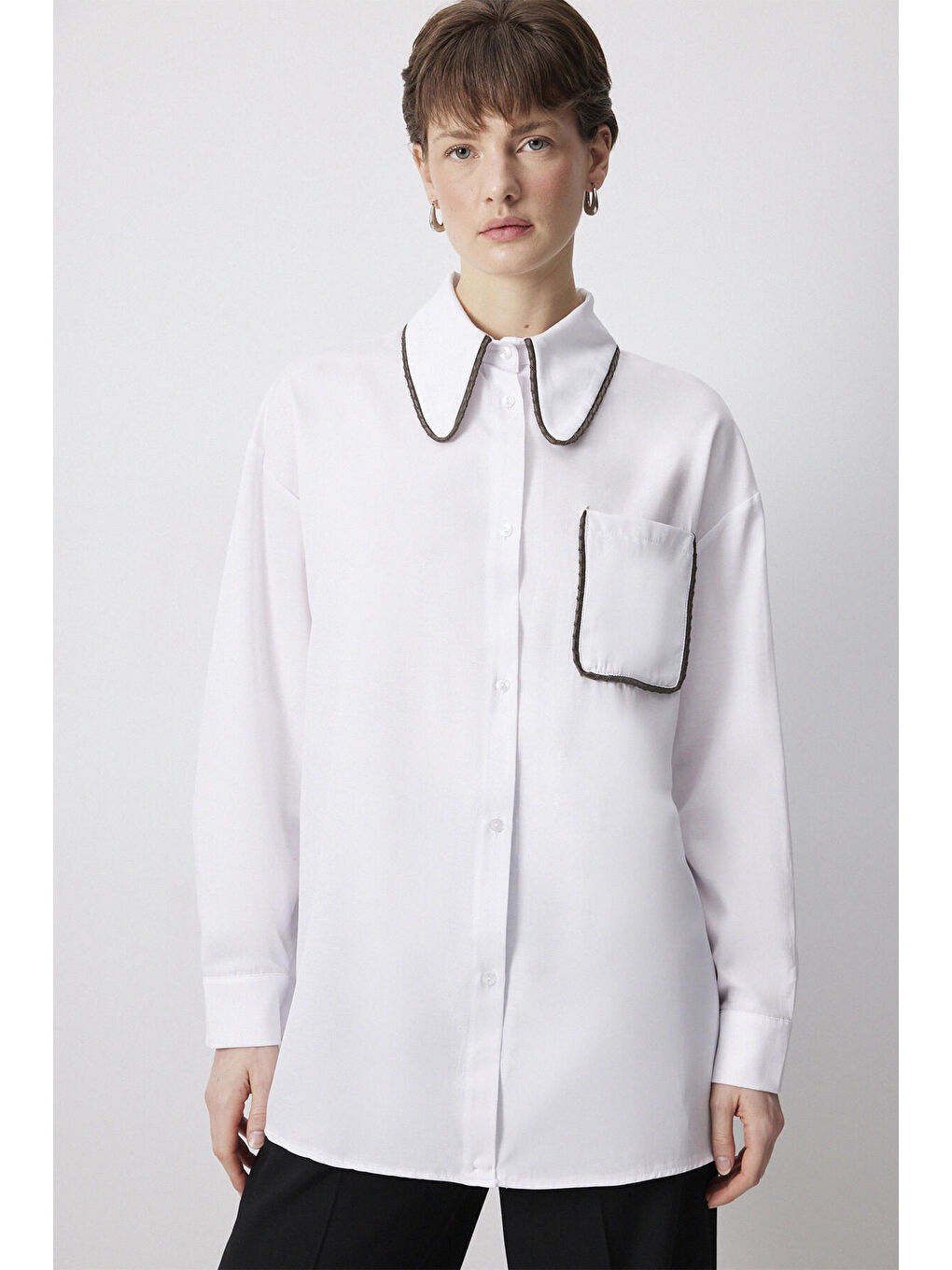 Beyaz Biye Detaylı Saten Gömlek