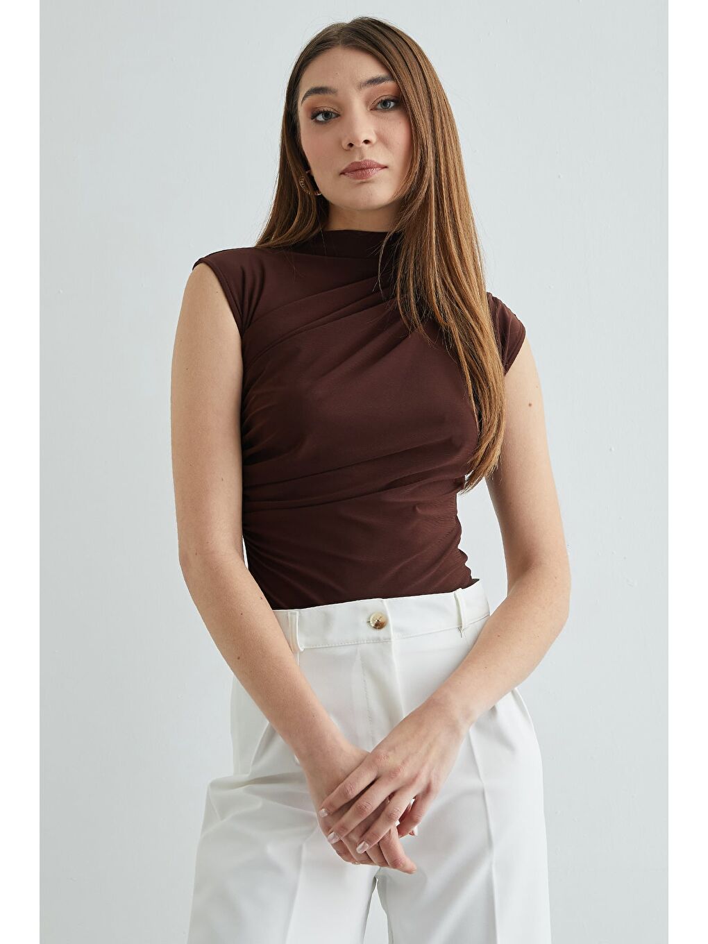 Kahverengi Omzu Ve Yanları Drapeli Dik Yaka Bluz-1