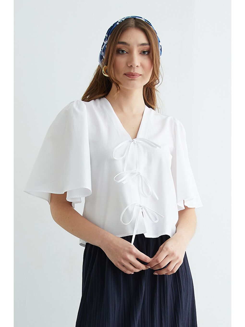 Beyaz Önden Bağlamalı Geniş Kol Bluz-2