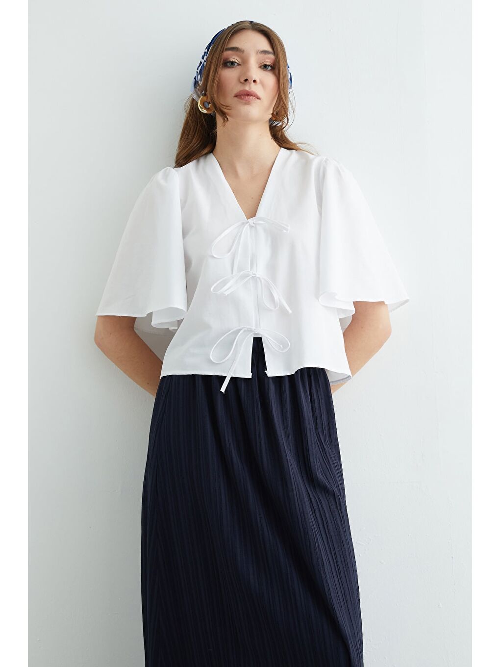 Beyaz Önden Bağlamalı Geniş Kol Bluz-3