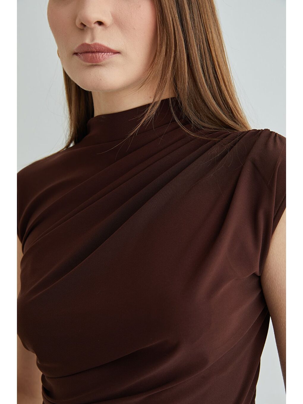 Kahverengi Omzu Ve Yanları Drapeli Dik Yaka Bluz-2