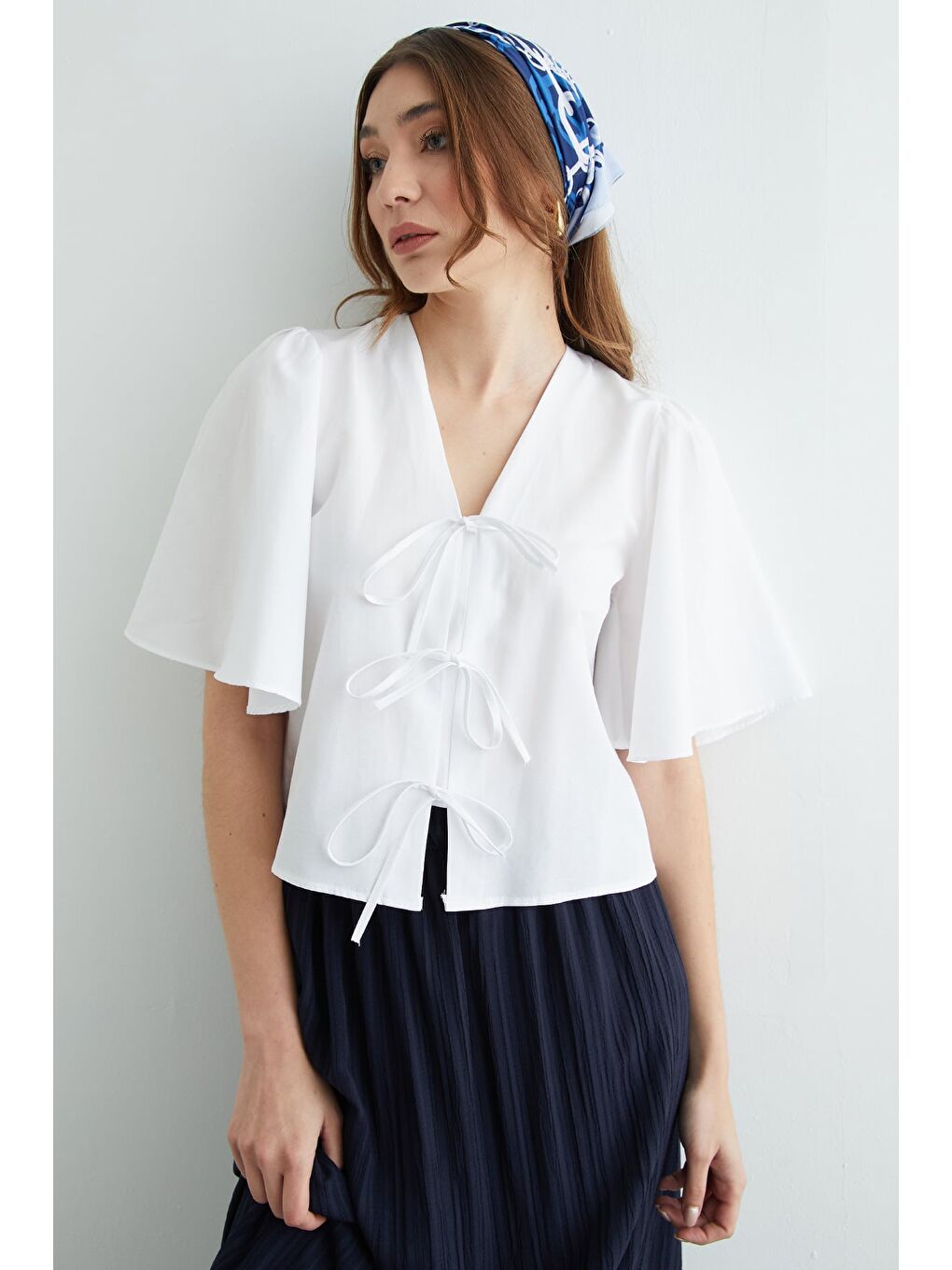 Beyaz Önden Bağlamalı Geniş Kol Bluz-4