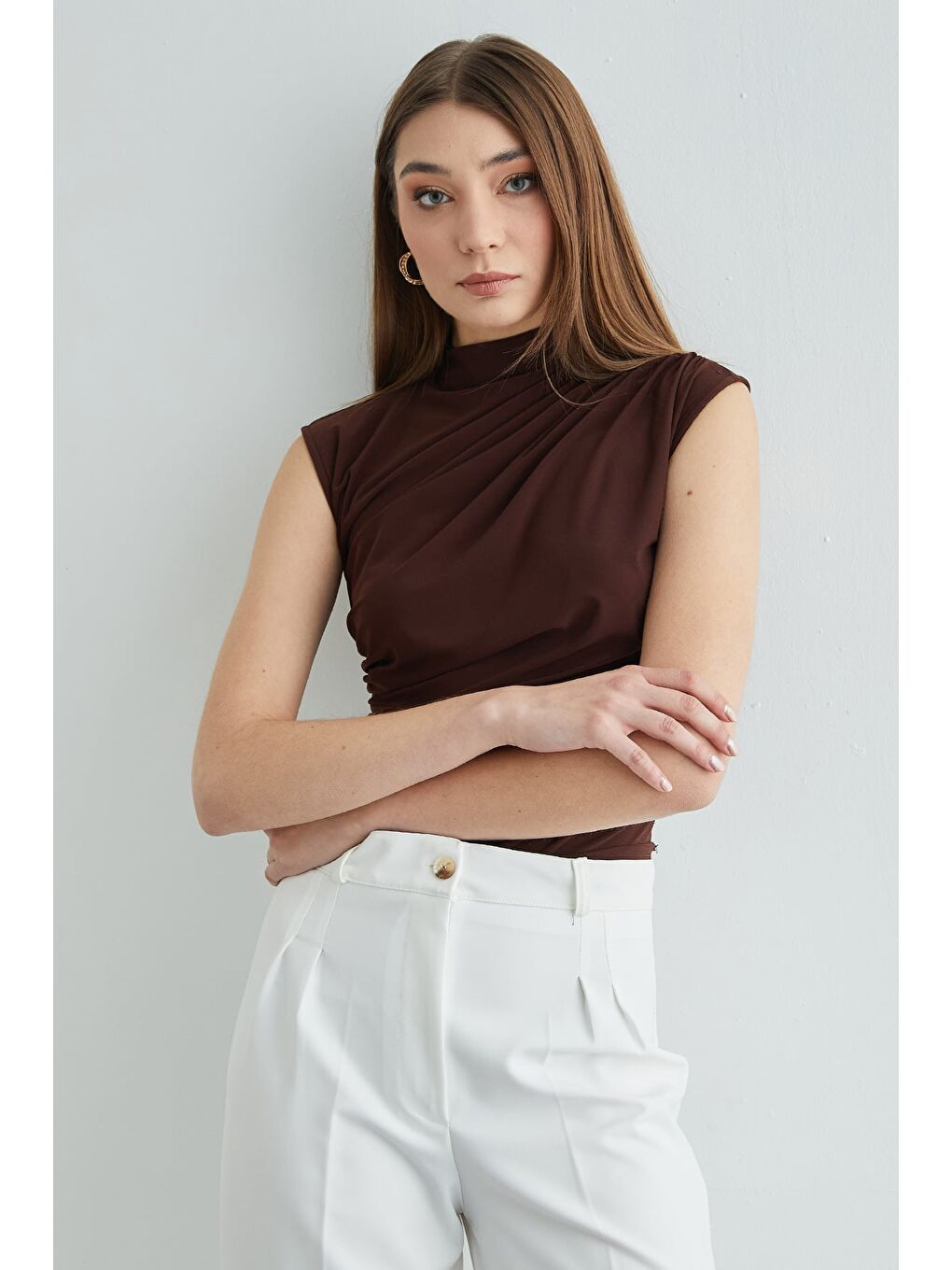 Kahverengi Omzu Ve Yanları Drapeli Dik Yaka Bluz-3