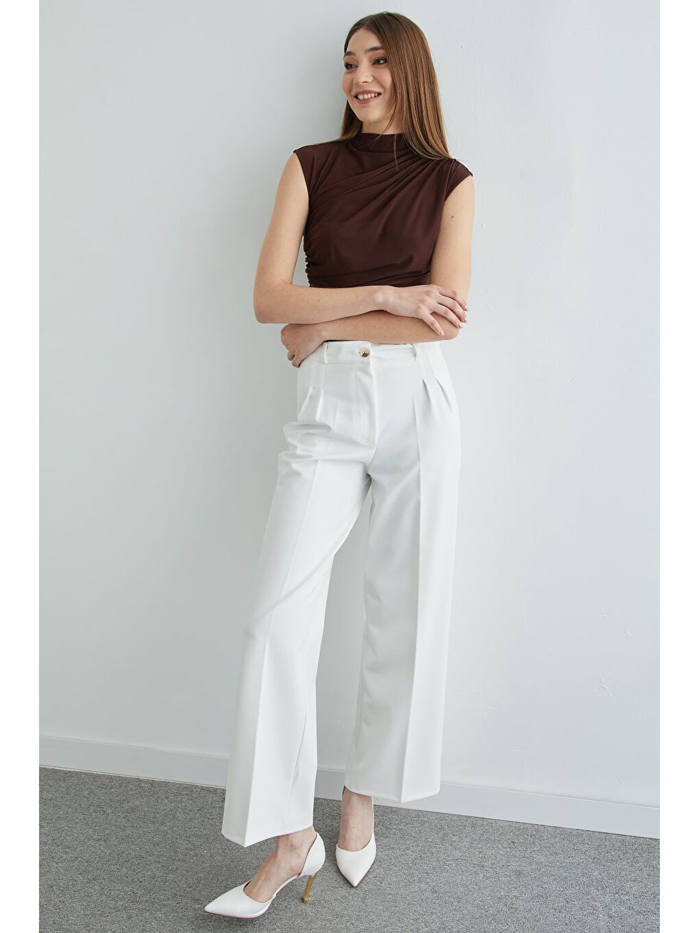 Kahverengi Omzu Ve Yanları Drapeli Dik Yaka Bluz-4