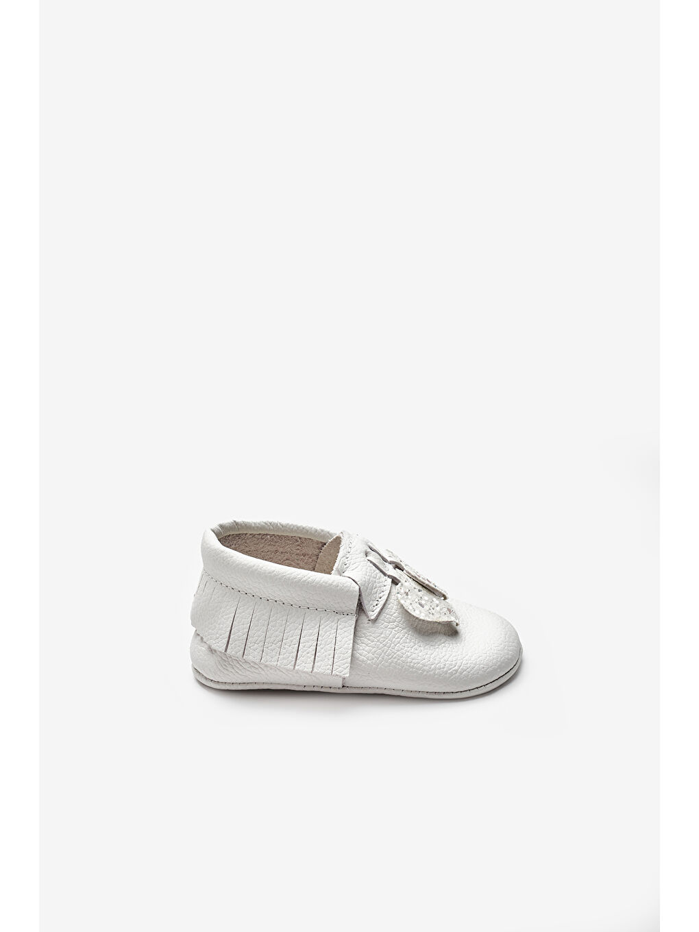 Beyaz Kalp Figürlü Kız Bebek Deri Makosen-1