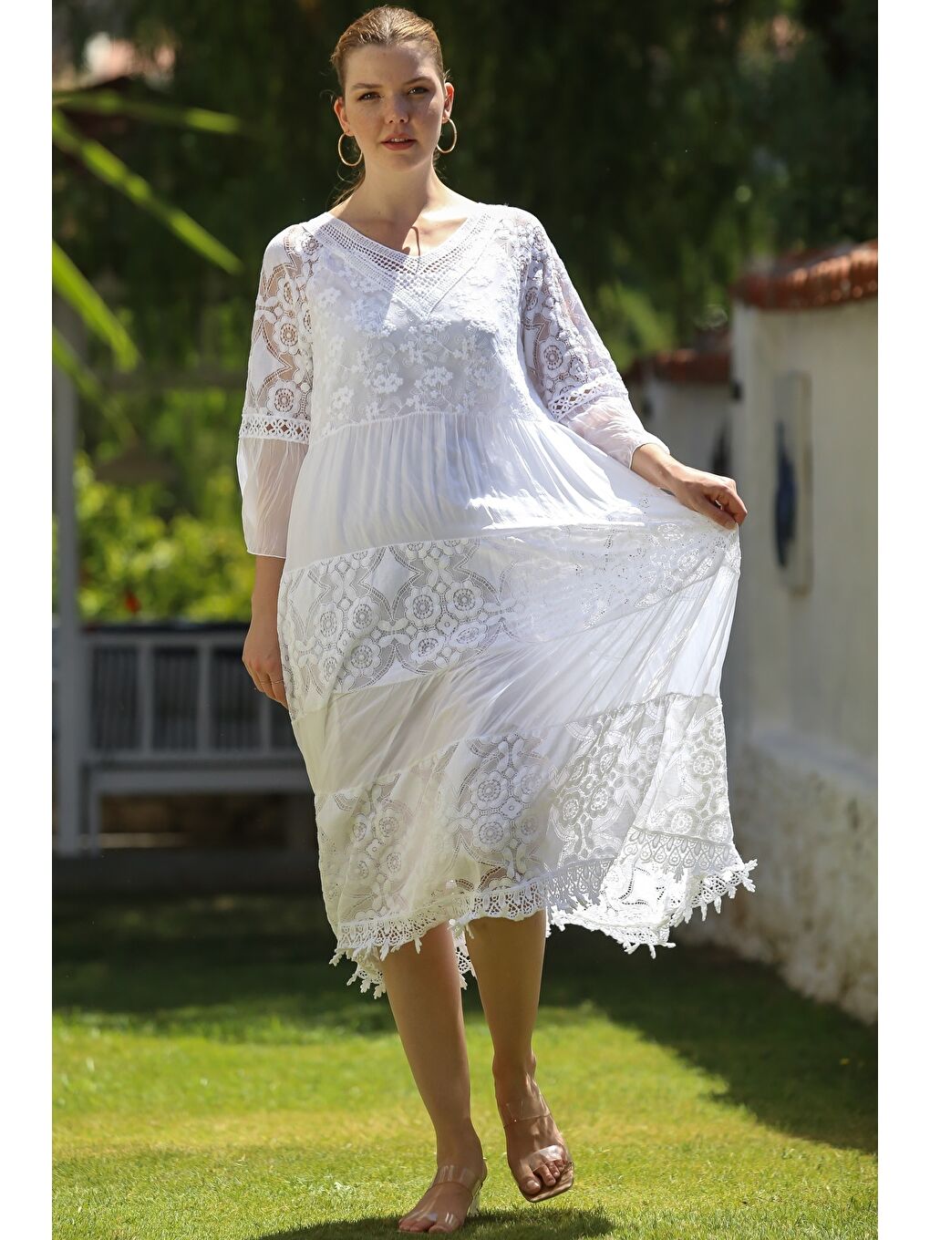 İtalyan Beyaz V Yaka Fırfırlı Kol Astarlı Pul Payet Detaylı Dantelli İpek Dokuma Elbise 128 55