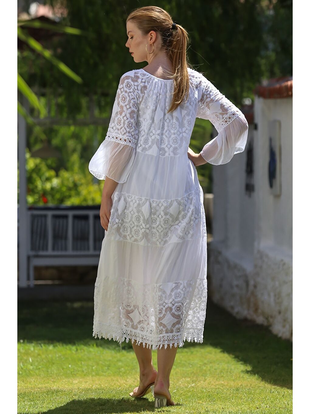 İtalyan Beyaz V Yaka Fırfırlı Kol Astarlı Pul Payet Detaylı Dantelli İpek Dokuma Elbise 128 55-1