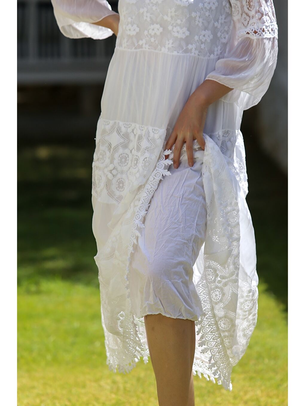 İtalyan Beyaz V Yaka Fırfırlı Kol Astarlı Pul Payet Detaylı Dantelli İpek Dokuma Elbise 128 55-2