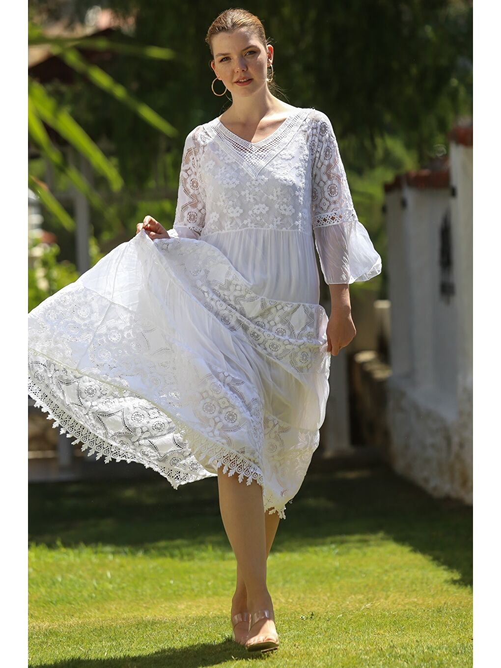 İtalyan Beyaz V Yaka Fırfırlı Kol Astarlı Pul Payet Detaylı Dantelli İpek Dokuma Elbise 128 55-3