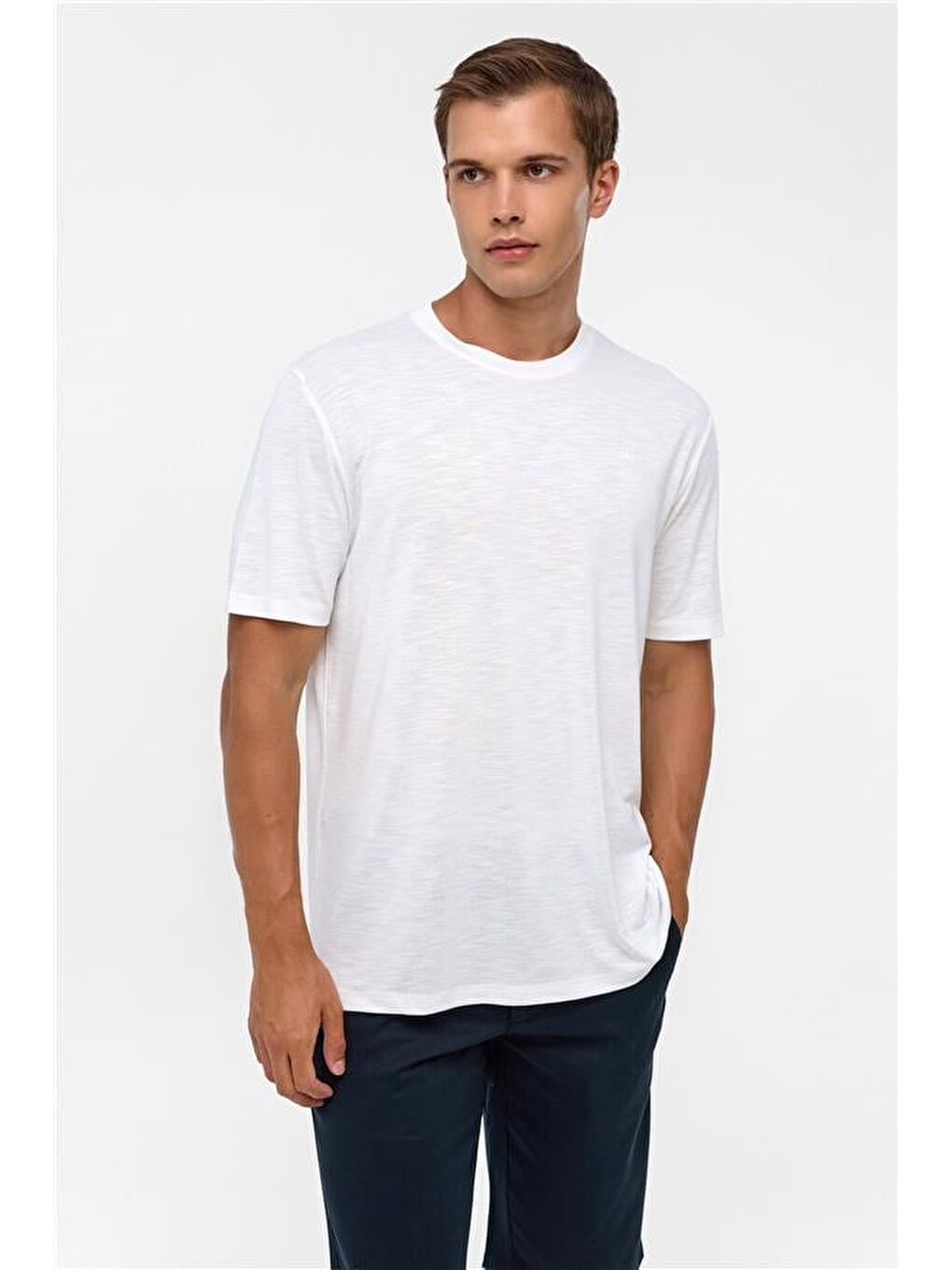 Beyaz Regular Armürlü Bisiklet Yaka Tişört