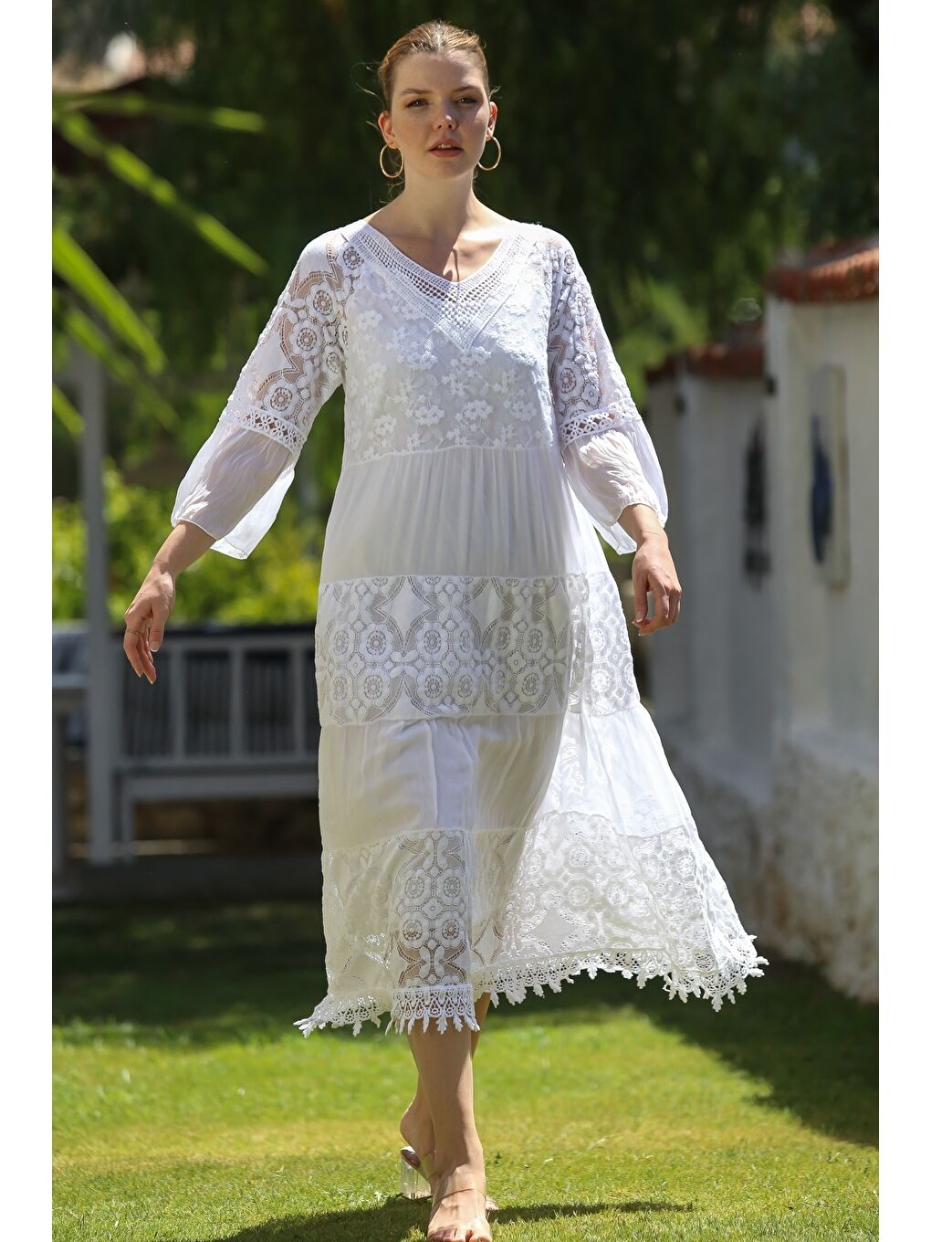 İtalyan Beyaz V Yaka Fırfırlı Kol Astarlı Pul Payet Detaylı Dantelli İpek Dokuma Elbise 128 55-4