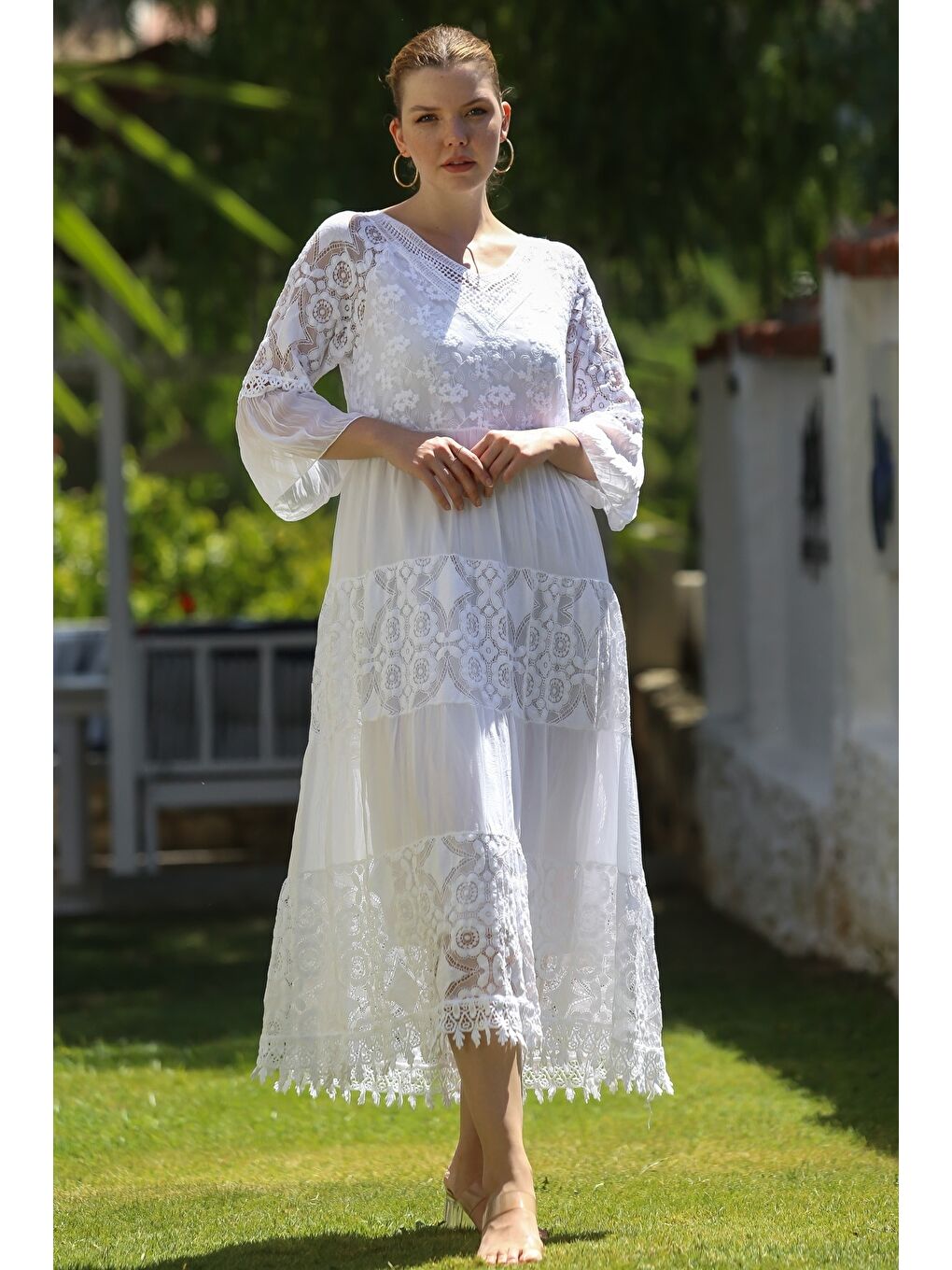 İtalyan Beyaz V Yaka Fırfırlı Kol Astarlı Pul Payet Detaylı Dantelli İpek Dokuma Elbise 128 55-5