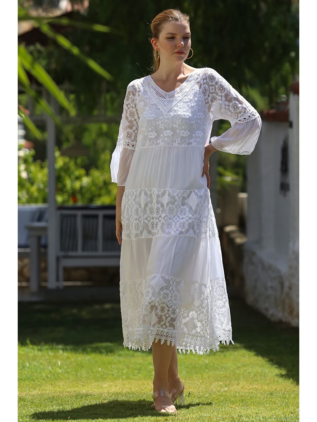 İtalyan Beyaz V Yaka Fırfırlı Kol Astarlı Pul Payet Detaylı Dantelli İpek Dokuma Elbise 128 55-6