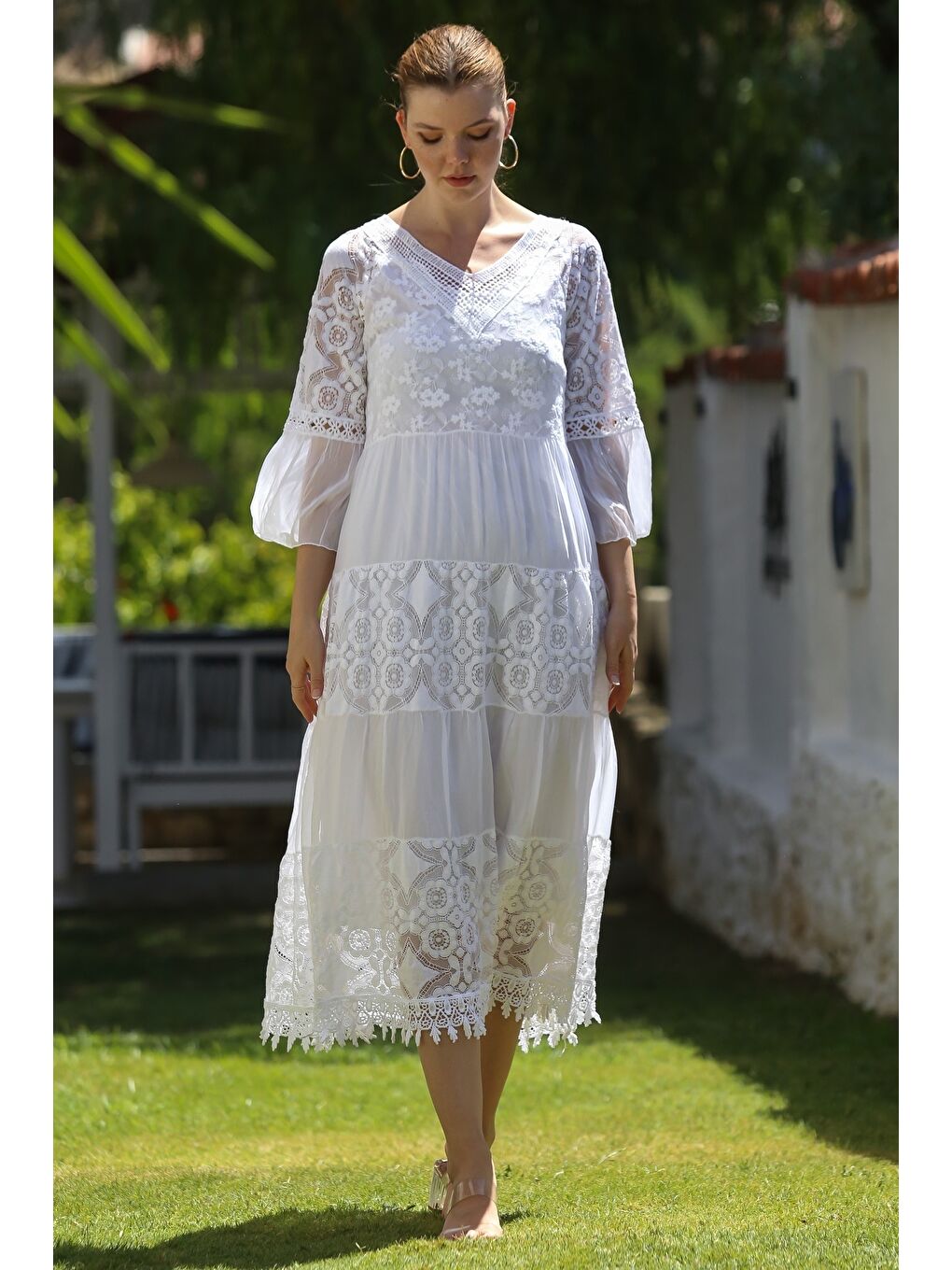 İtalyan Beyaz V Yaka Fırfırlı Kol Astarlı Pul Payet Detaylı Dantelli İpek Dokuma Elbise 128 55-7