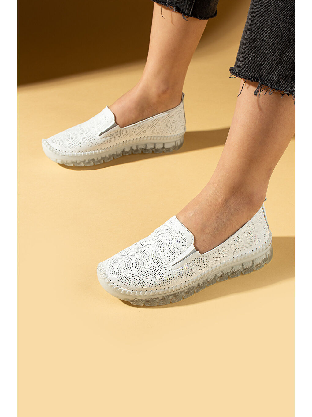 Beyaz Hakiki Yumuşak Deri Hafif Comfort Taban Lazer Kesim Kadın Sneaker 59-390-25-1