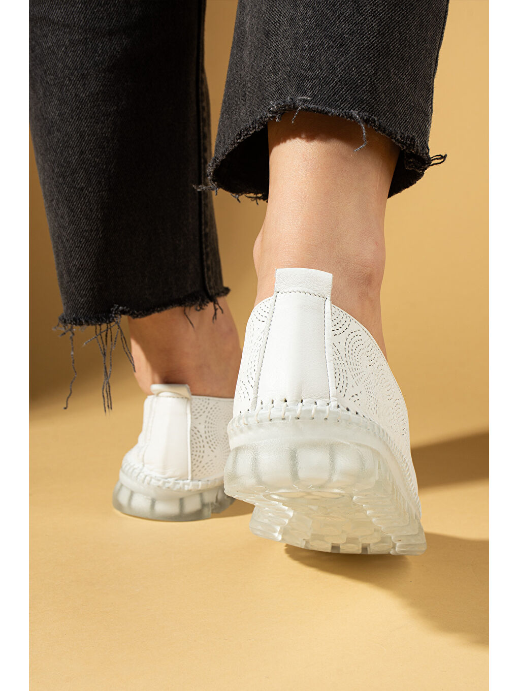 Beyaz Hakiki Yumuşak Deri Hafif Comfort Taban Lazer Kesim Kadın Sneaker 59-390-25-2