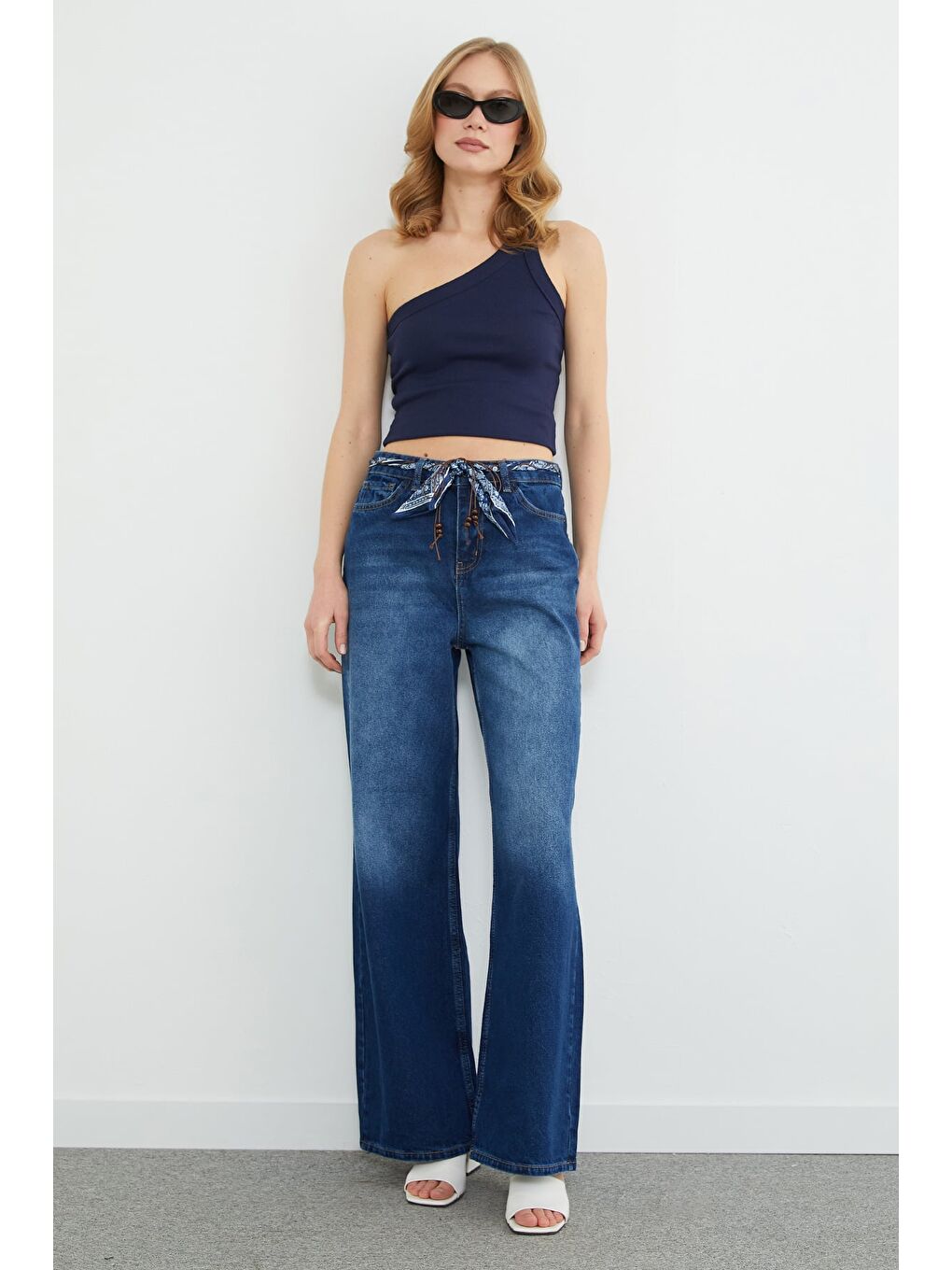 Mavi Kemer Detaylı Yüksek Bel Jean