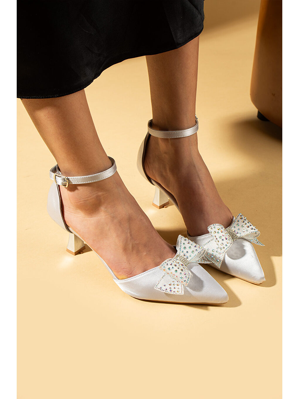 Gri Taşlı Kurdela Detaylı Bilekten Tokalı Kadın Topuklu Ayakkabı 71-372-25Saten