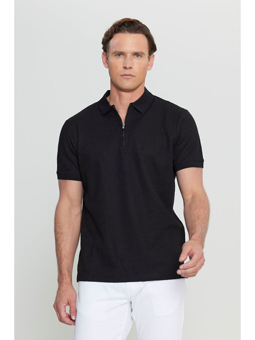 Erkek Siyah Pamuklu Slim Fit Dar Kesim Fermuarlı Yaka Jakarlı Esnek Tişört-2