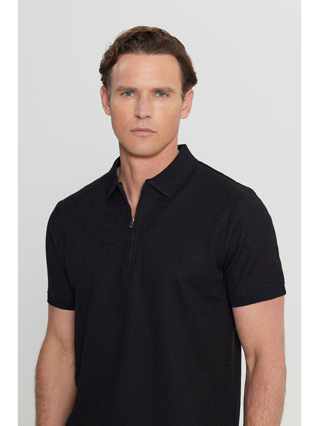 Erkek Siyah Pamuklu Slim Fit Dar Kesim Fermuarlı Yaka Jakarlı Esnek Tişört-3