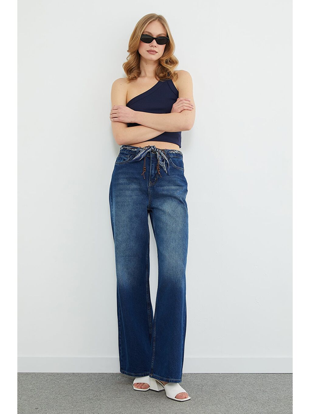 Mavi Kemer Detaylı Yüksek Bel Jean-1
