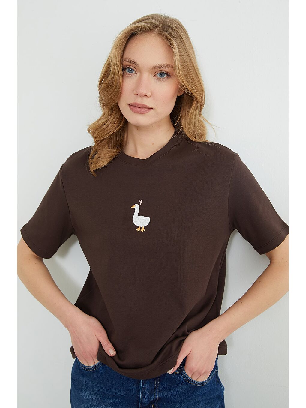 Kahverengi Ördek Nakışlı Bisiklet Yaka Salaş Tişört