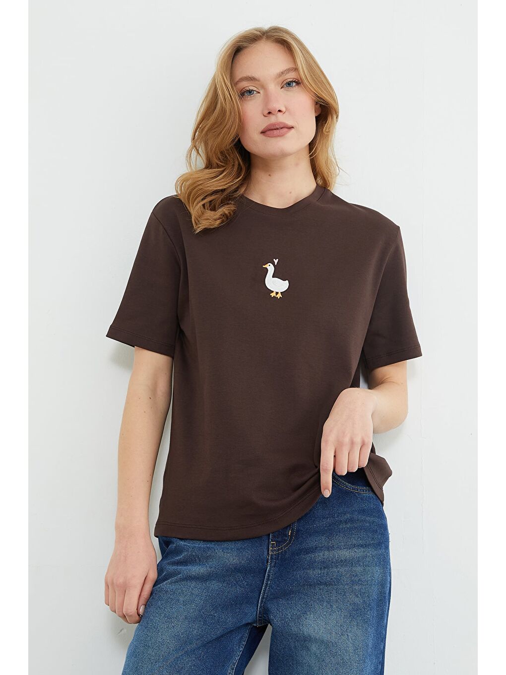 Kahverengi Ördek Nakışlı Bisiklet Yaka Salaş Tişört-1