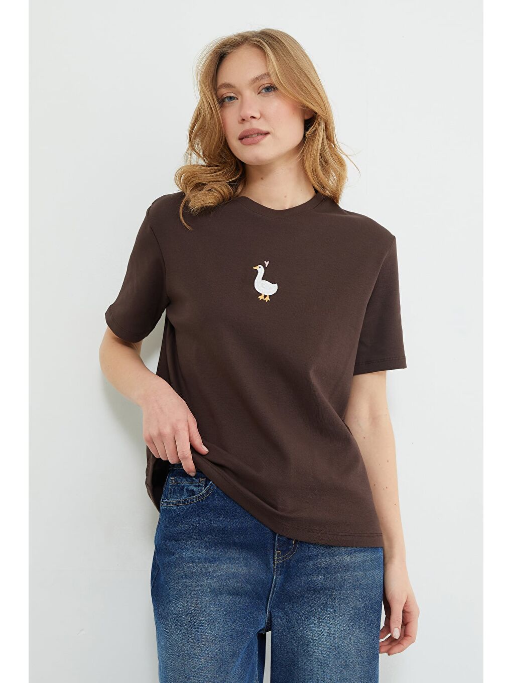 Kahverengi Ördek Nakışlı Bisiklet Yaka Salaş Tişört-2