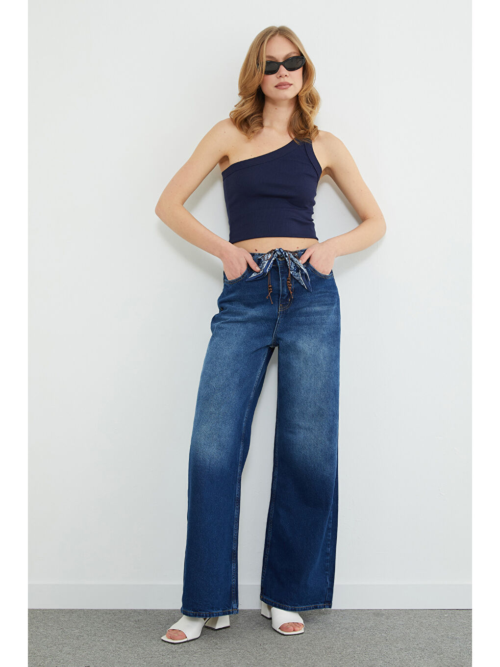 Mavi Kemer Detaylı Yüksek Bel Jean-3