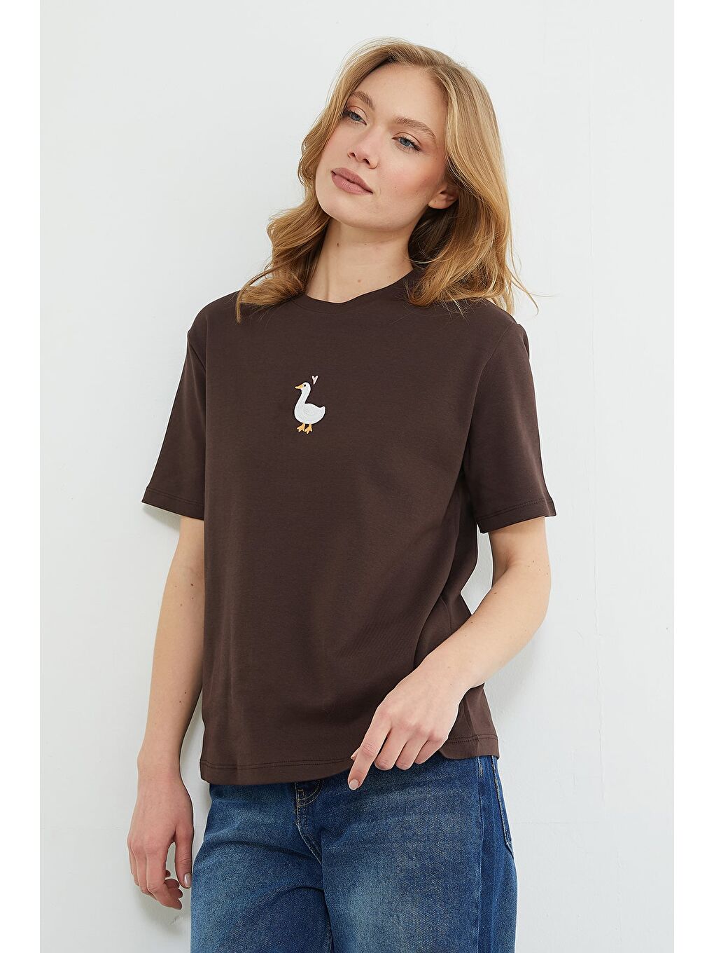 Kahverengi Ördek Nakışlı Bisiklet Yaka Salaş Tişört-4