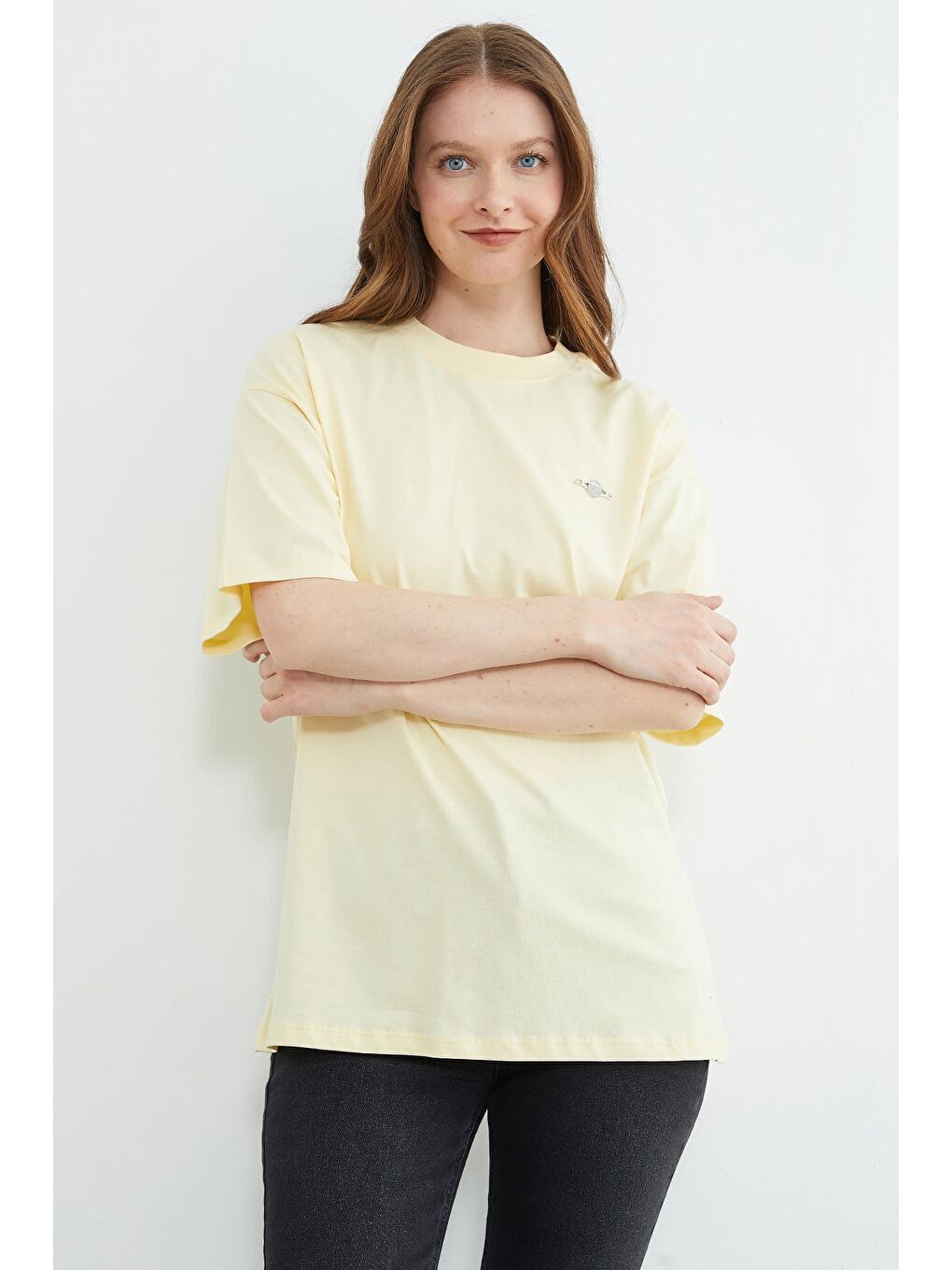 Sarı Metal Aksesuarlı Bisiklet Yaka Salaş Tişört-1