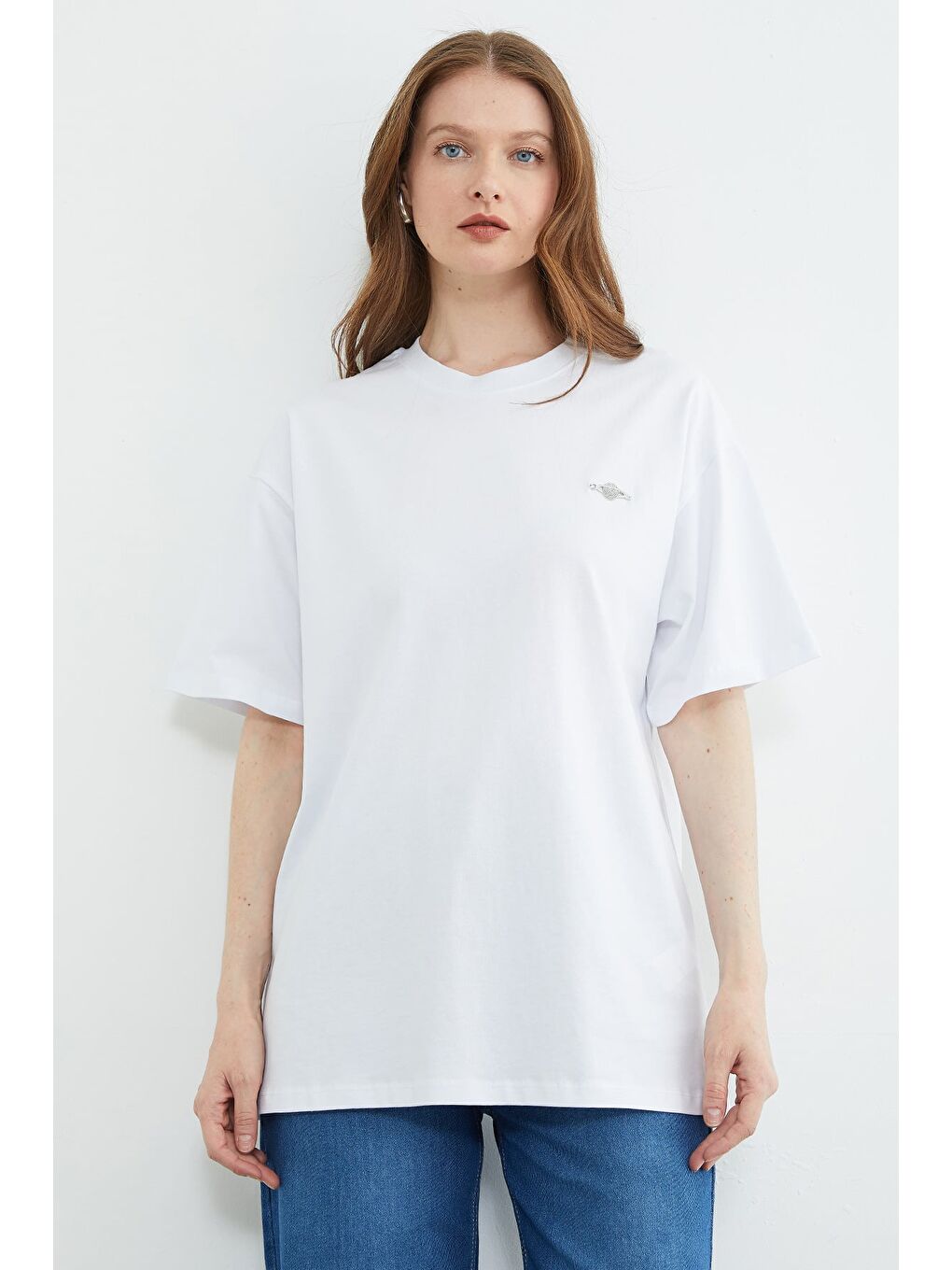 Beyaz Metal Aksesuarlı Bisiklet Yaka Salaş Tişört-1