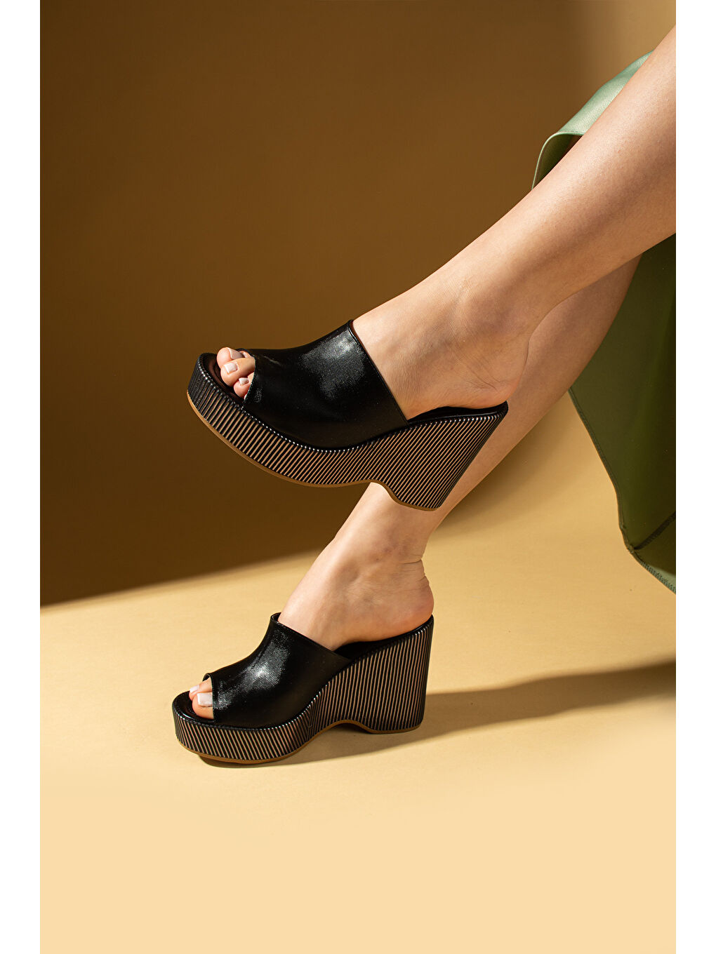 Siyah Önü Açık Dolgu Topuklu Kadın Terlik 016-1013-25-1