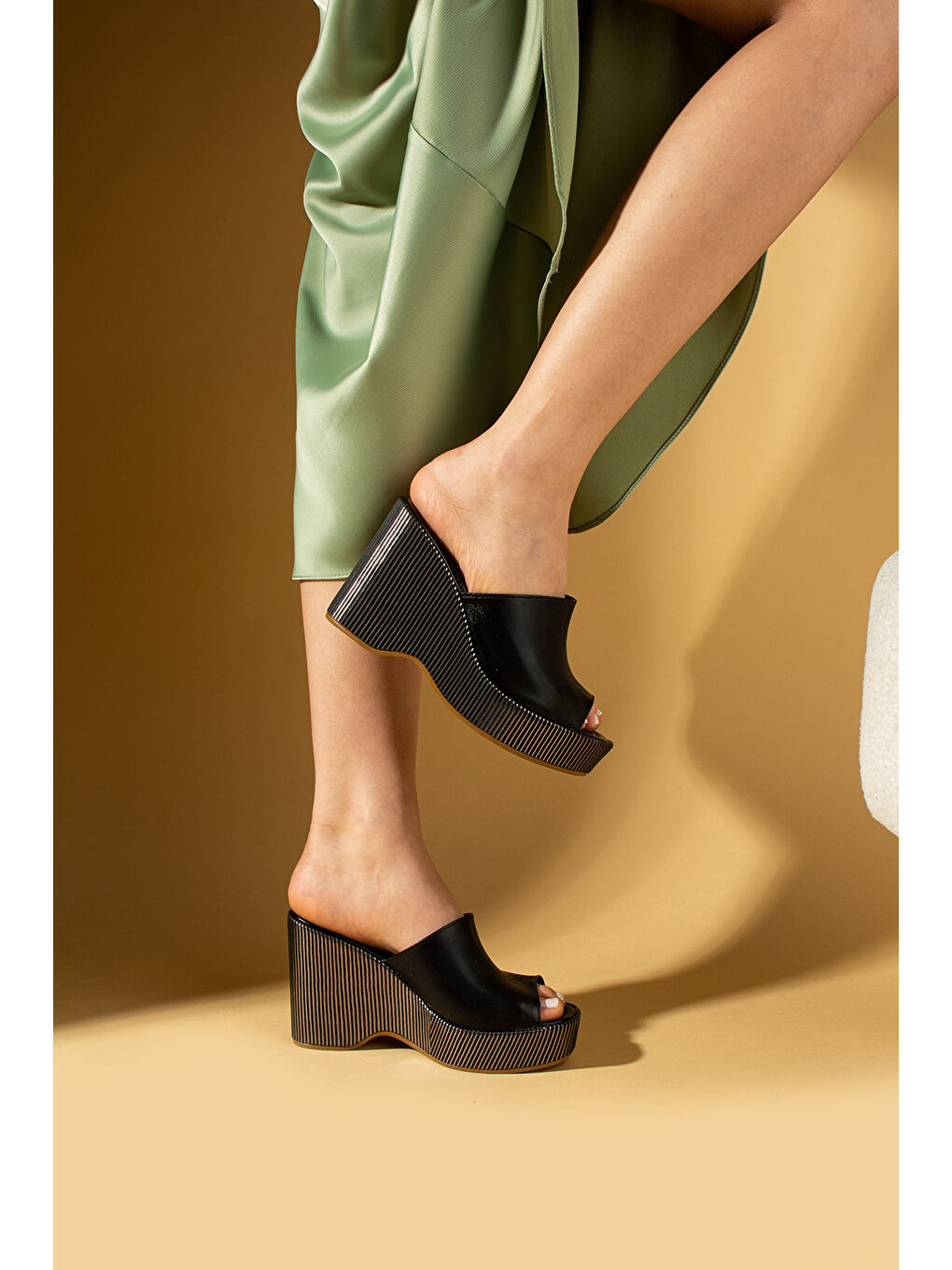 Siyah Önü Açık Dolgu Topuklu Kadın Terlik 016-1013-25-2