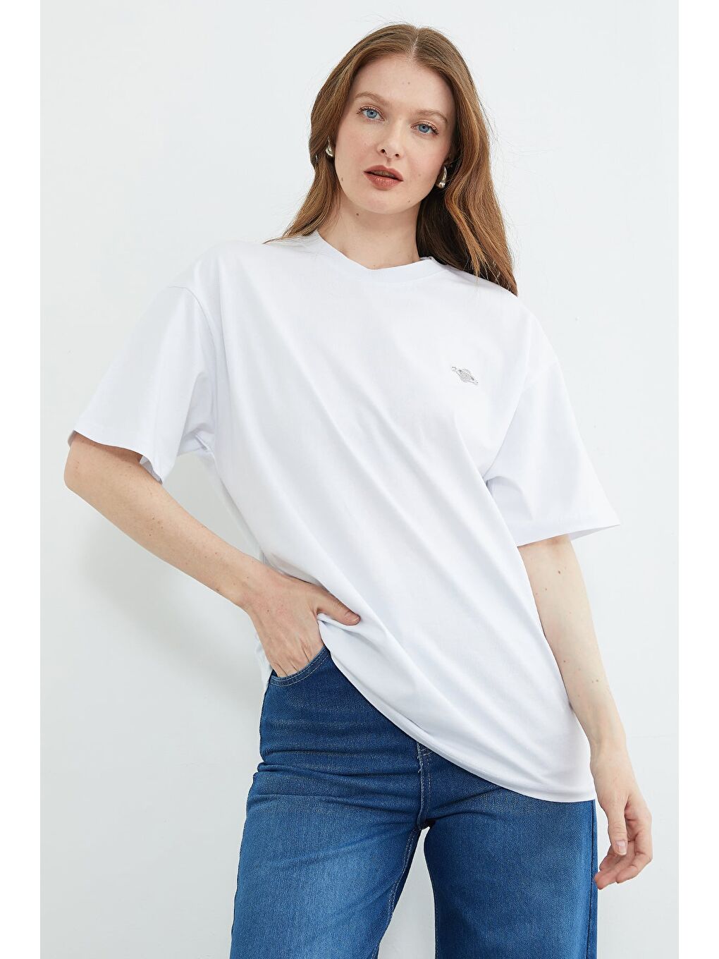 Beyaz Metal Aksesuarlı Bisiklet Yaka Salaş Tişört-3