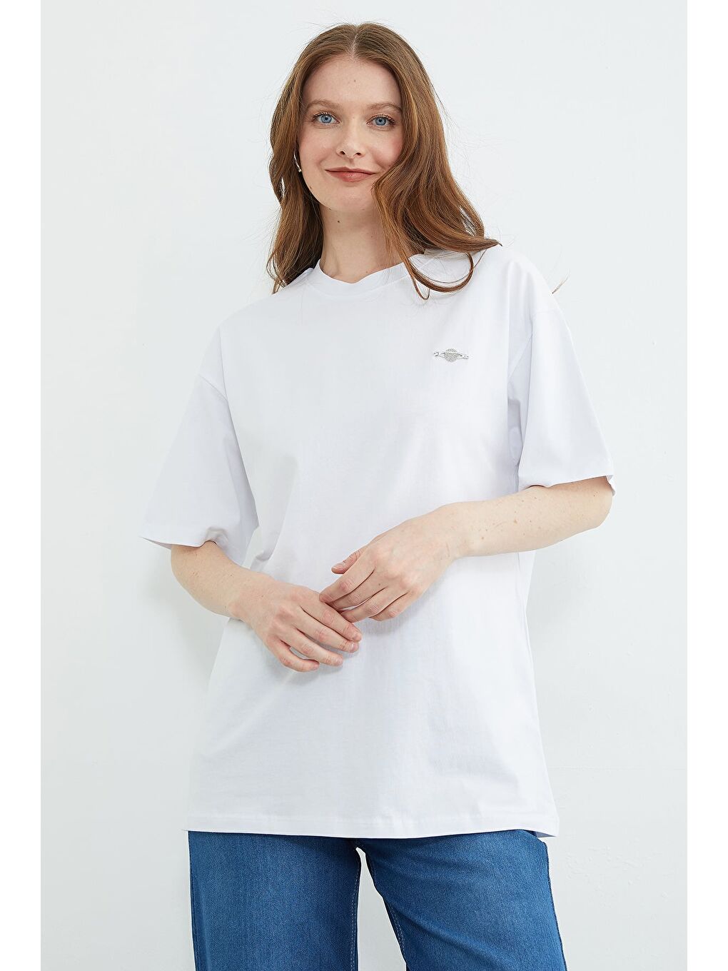 Beyaz Metal Aksesuarlı Bisiklet Yaka Salaş Tişört-4