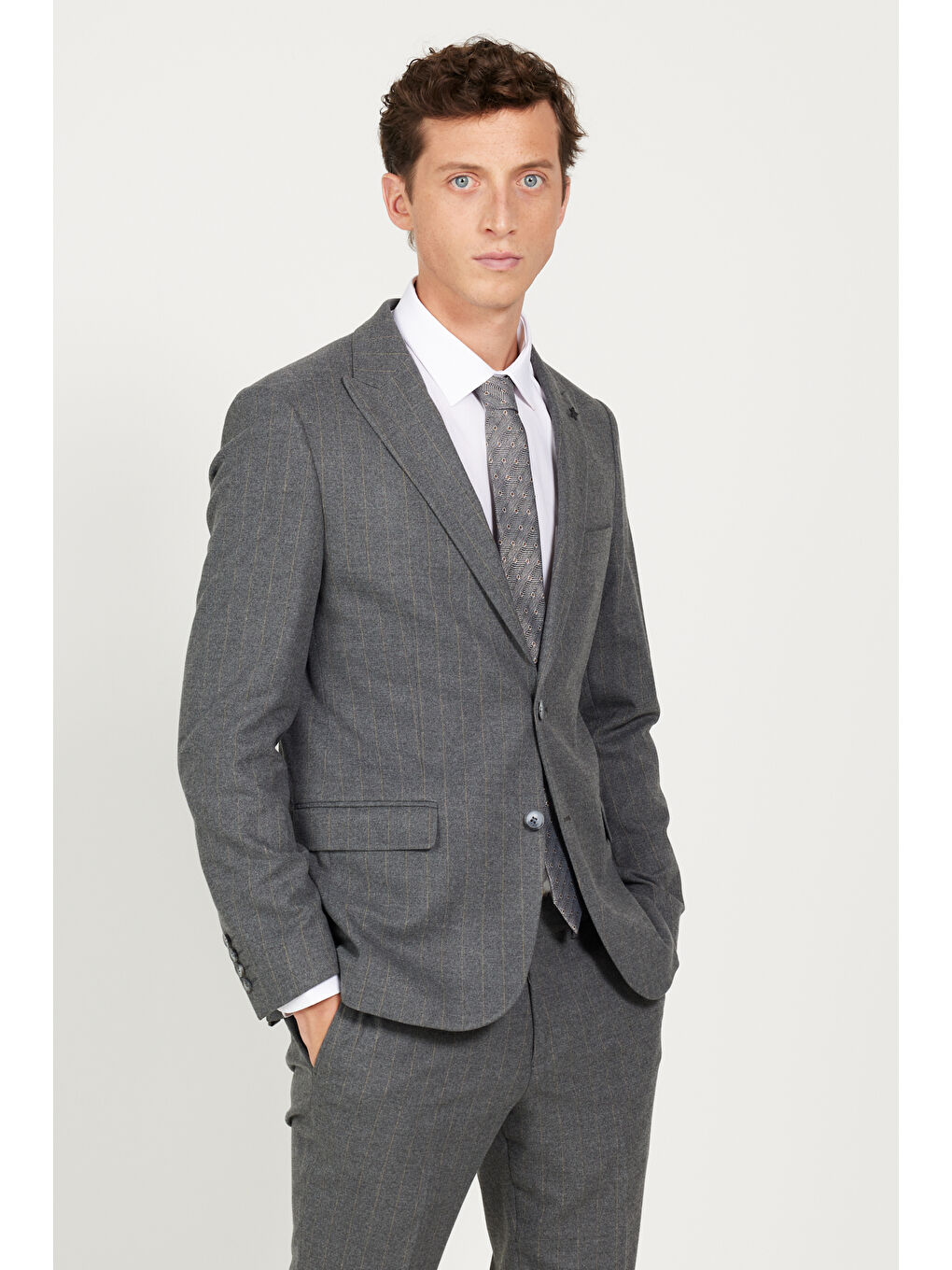 Erkek Koyu Gri Slim Fit Dar Kesim Kırlangıç Yaka Çizgili Takım Elbise