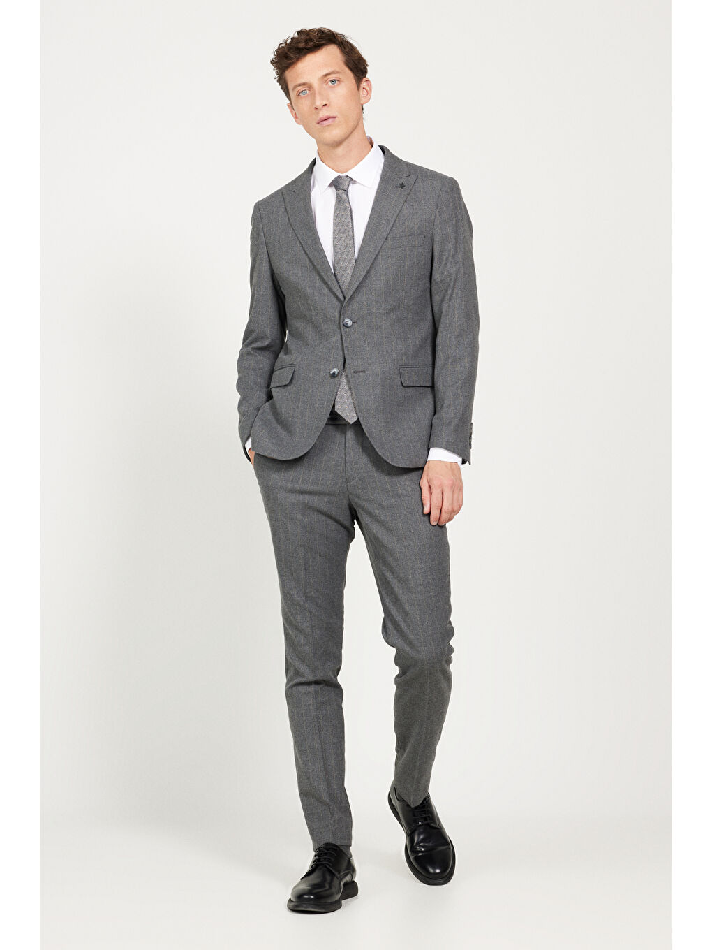 Erkek Koyu Gri Slim Fit Dar Kesim Kırlangıç Yaka Çizgili Takım Elbise-1