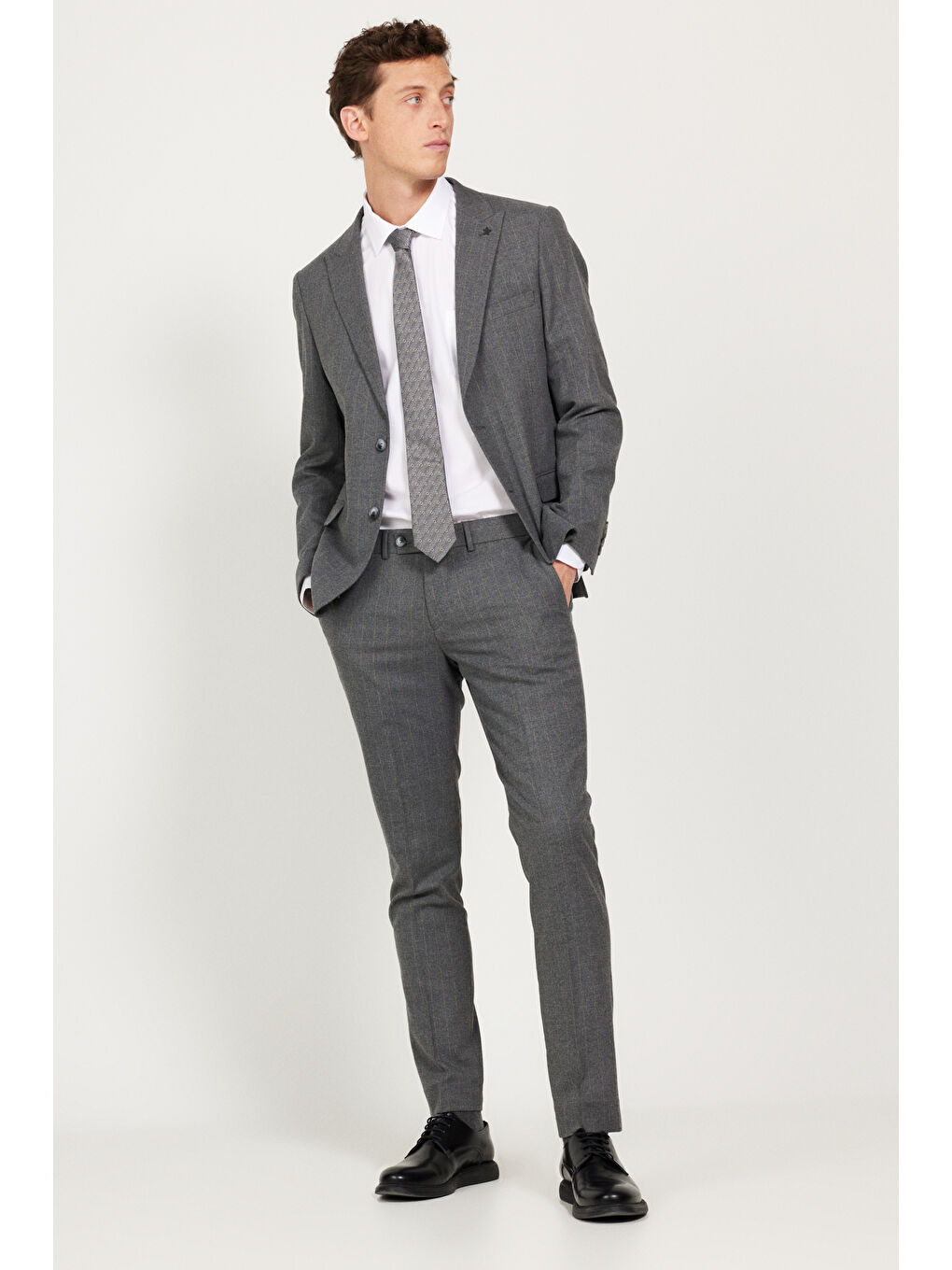 Erkek Koyu Gri Slim Fit Dar Kesim Kırlangıç Yaka Çizgili Takım Elbise-2