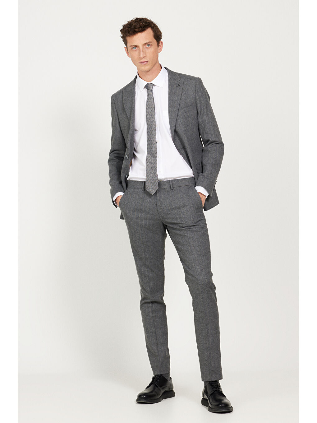Erkek Koyu Gri Slim Fit Dar Kesim Kırlangıç Yaka Çizgili Takım Elbise-3