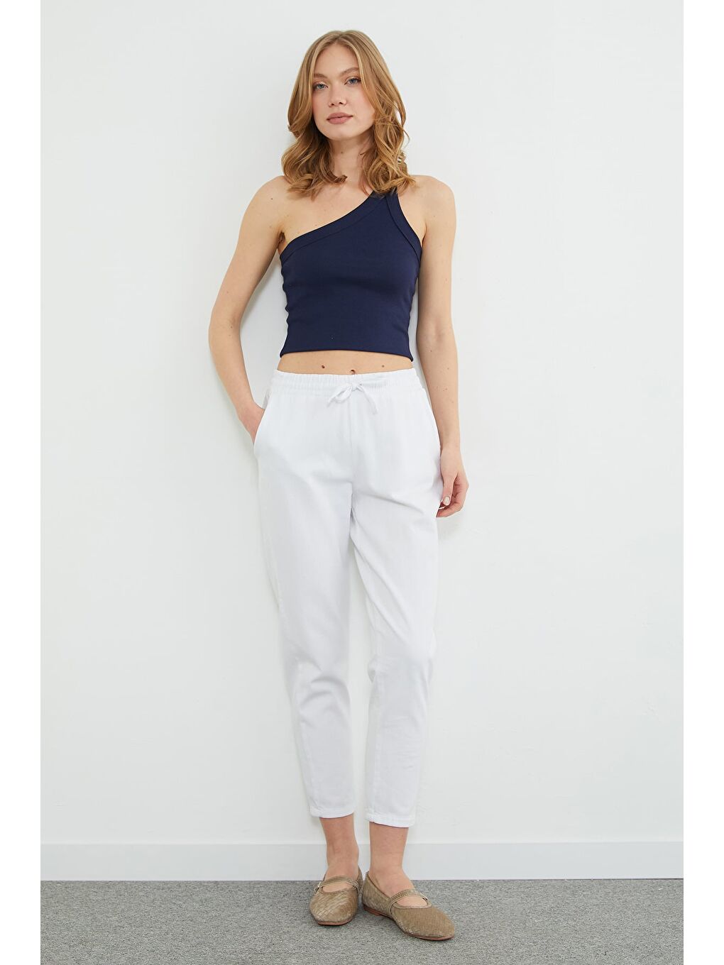 Beyaz Beli Bağlamalı Cepli Gabardin Pantolon