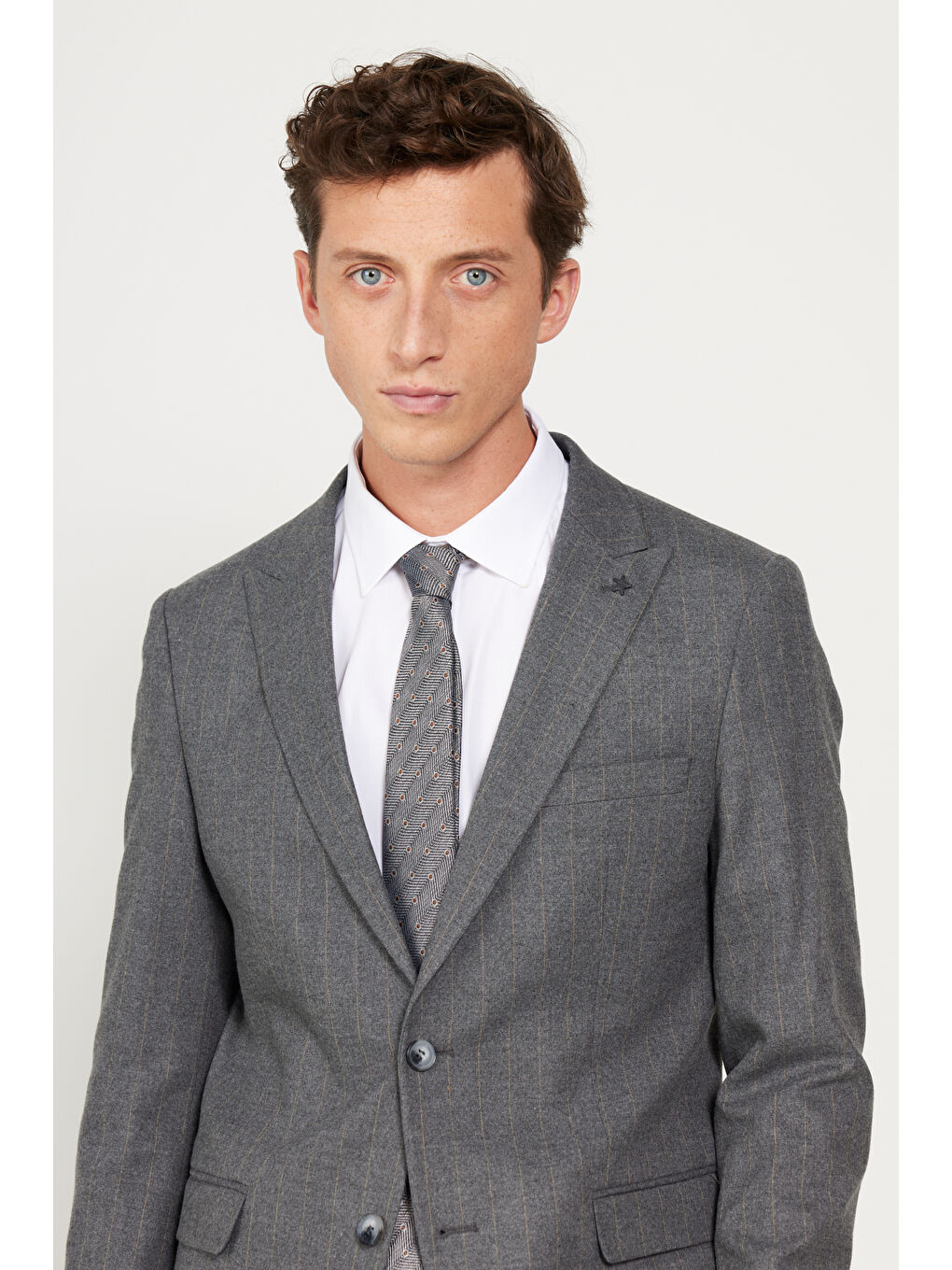 Erkek Koyu Gri Slim Fit Dar Kesim Kırlangıç Yaka Çizgili Takım Elbise-4
