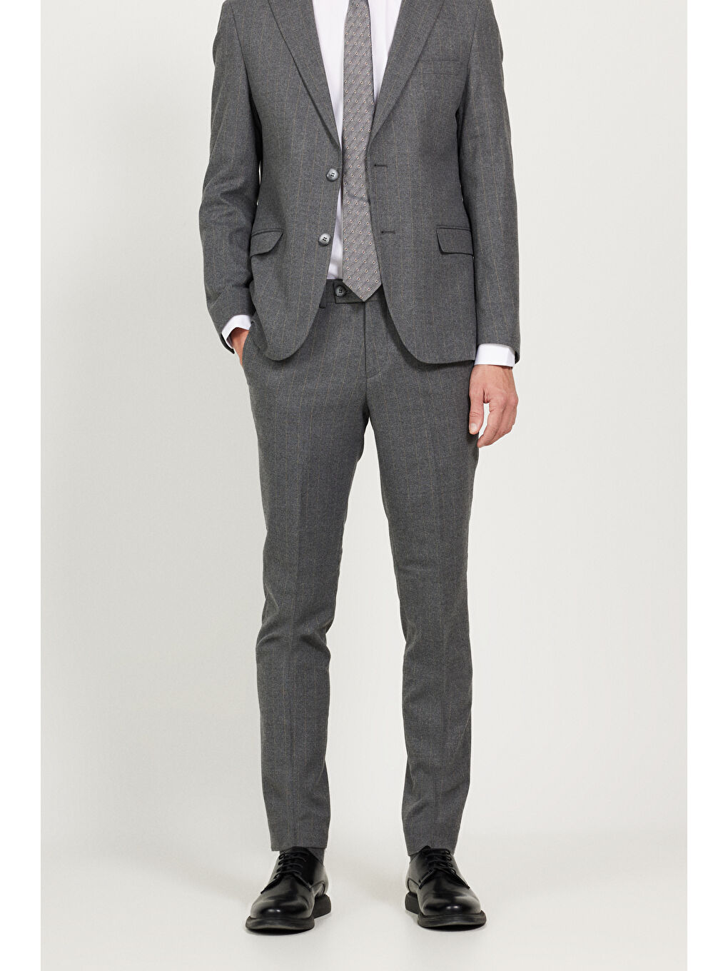 Erkek Koyu Gri Slim Fit Dar Kesim Kırlangıç Yaka Çizgili Takım Elbise-5