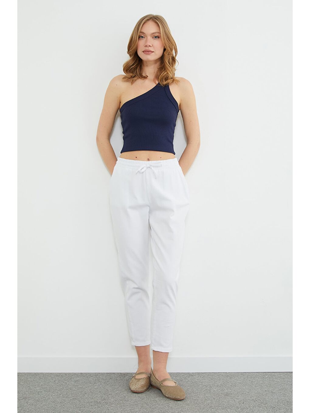 Beyaz Beli Bağlamalı Cepli Gabardin Pantolon-1